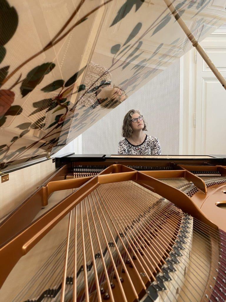 '89 Grad's Love for Piano Guides Her Life
